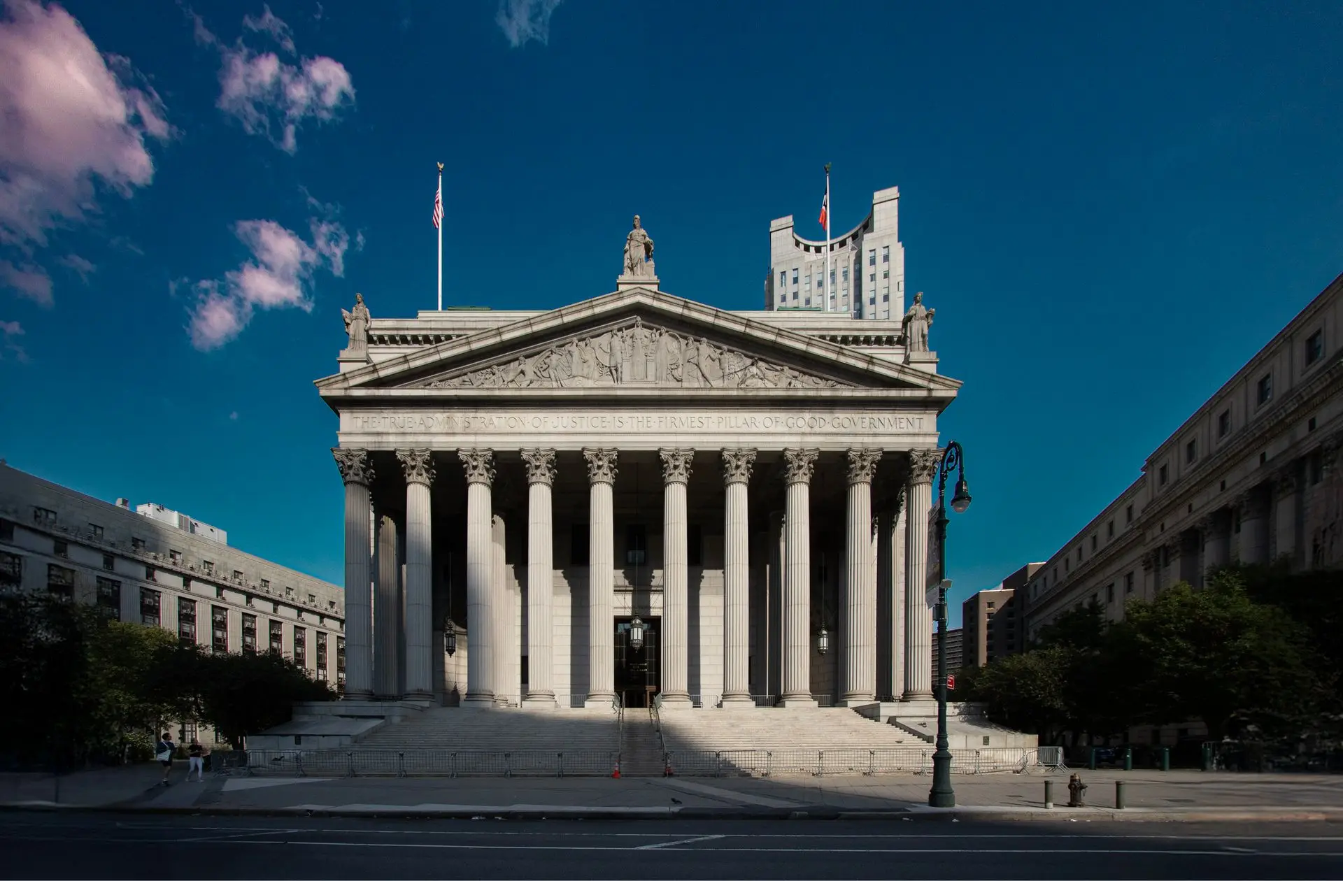 Fachada con columnas de una corte del estado de Nueva York