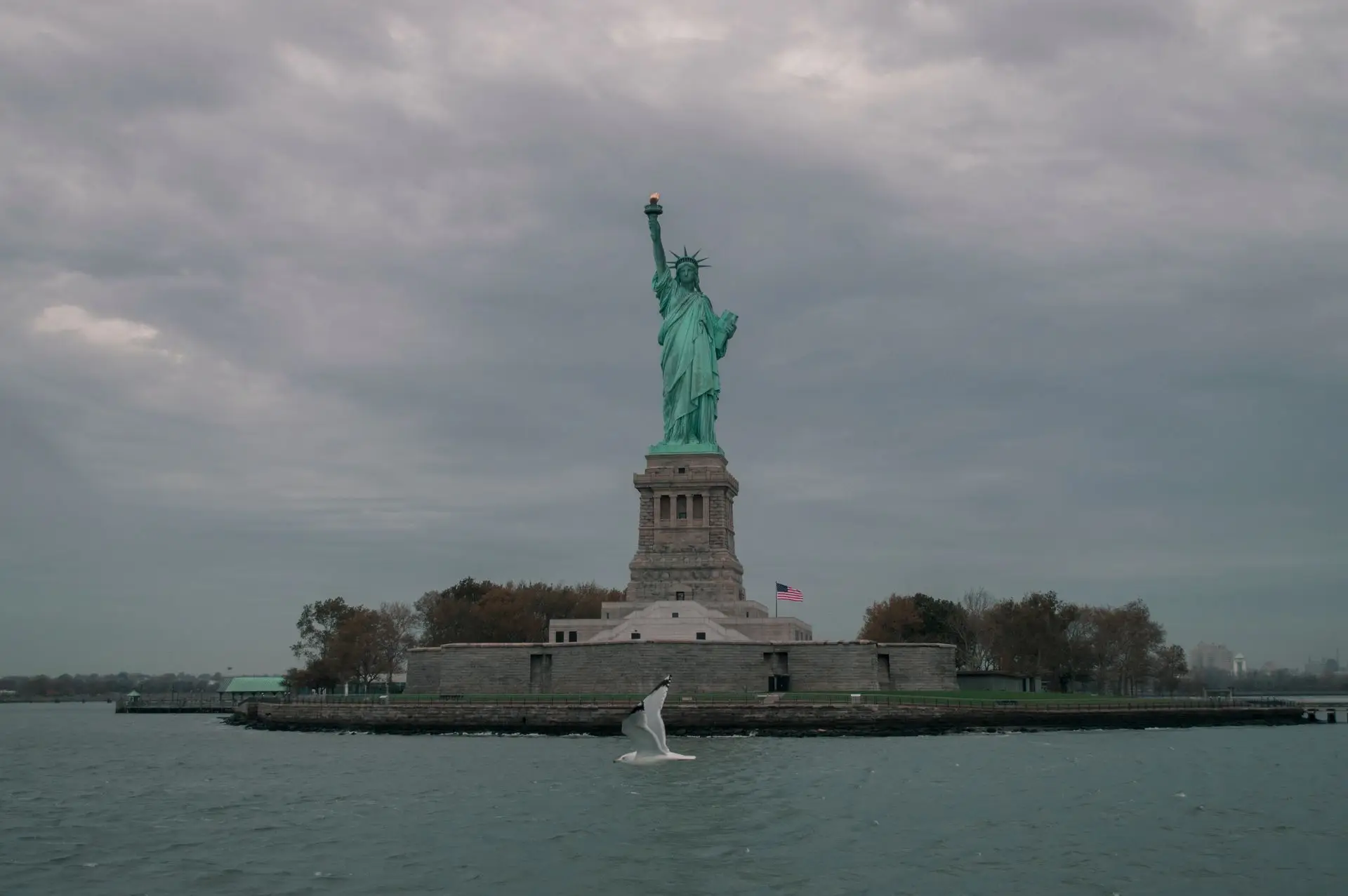 La Estatua de la Libertad de Nueva York recortada contra un cielo abierto